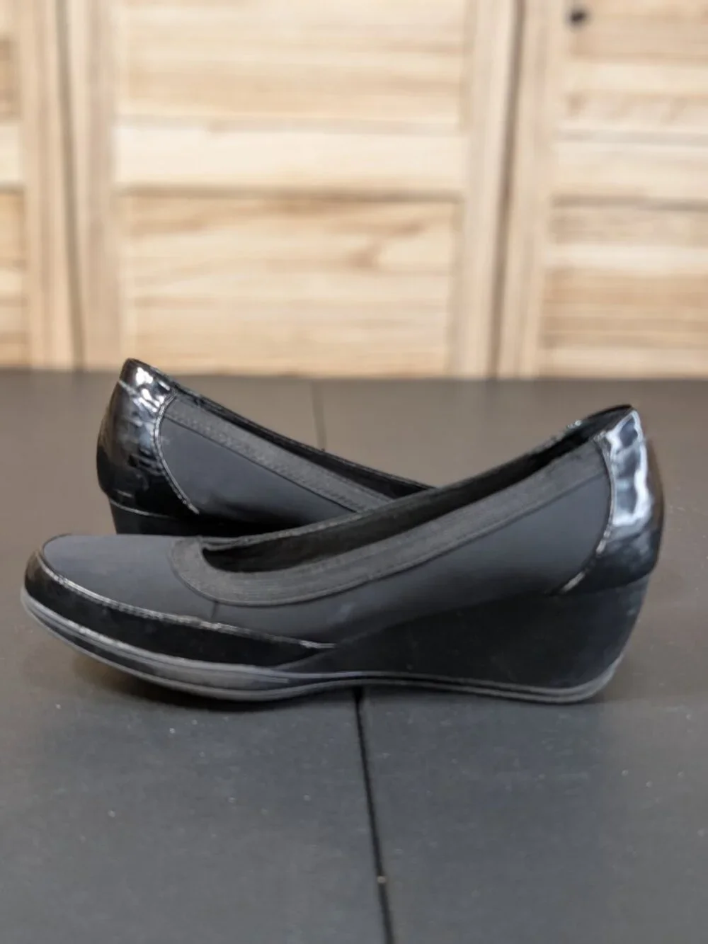 Clarks Bendables Black Wedge Pumps with Patent Trim Style 67116 Size 8M